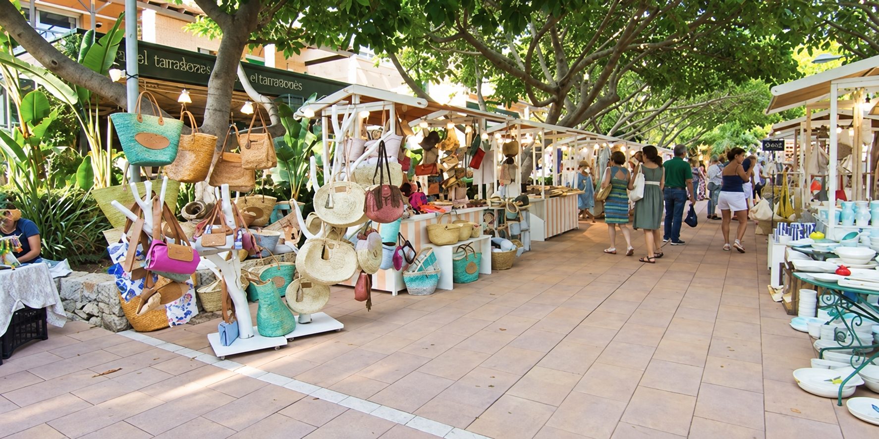 Feria de Mallorca: puestos de artesanía y público paseando entre las carpas